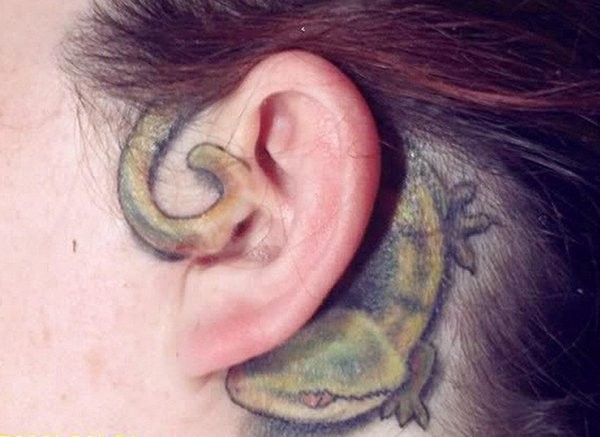 耳朵插画风格的彩色小蜥蜴纹身图案