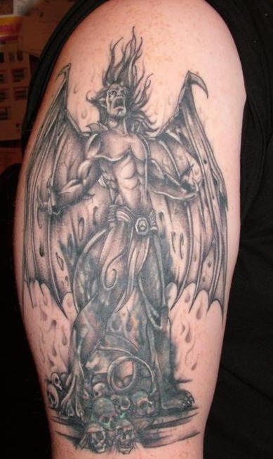 肩部灰色带翅膀的吸血鬼王子纹身