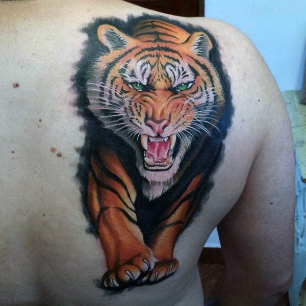背部印象深刻的手绘彩色老虎纹身图案