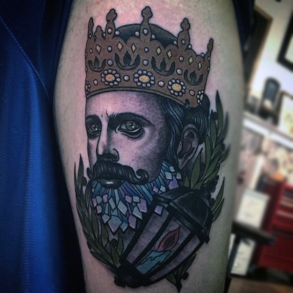 彩色戴王冠的男性肖像纹身图案