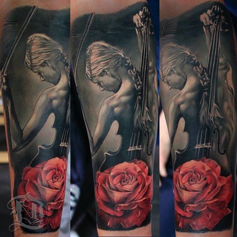 手臂逼真的彩色妇女与玫瑰花纹身