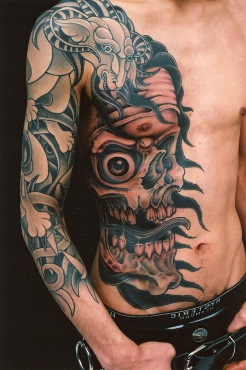 男性胳膊腹部胸部彩色神秘的日本骷髅纹身图案