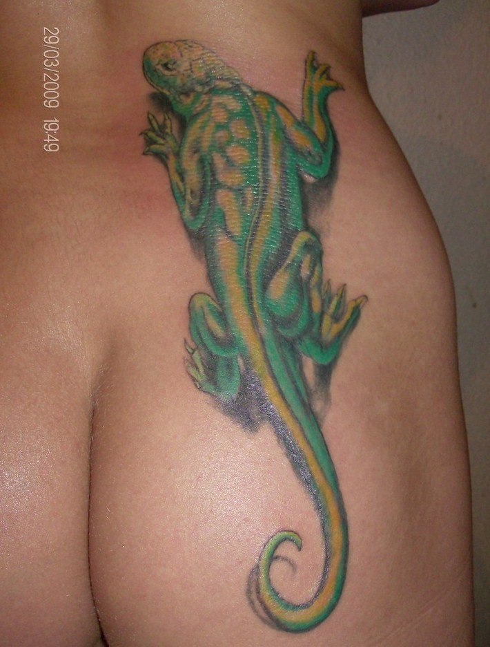 臀部彩色逼真的蜥蜴纹身图案