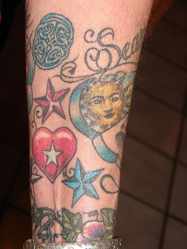 手臂彩色太阳五角星和爱心纹身图案