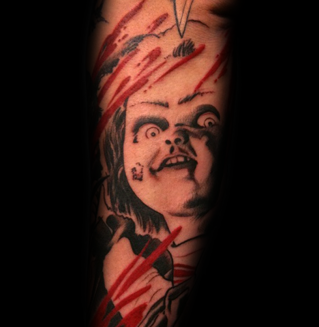 手臂恐怖电影娃娃与血腥条纹纹身图案