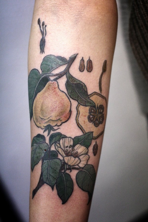手臂彩色花朵和木瓜纹身图案