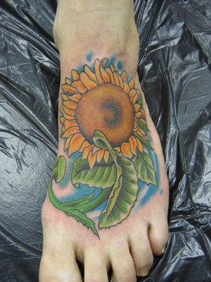 女性脚背彩色精致的向日葵纹身图片
