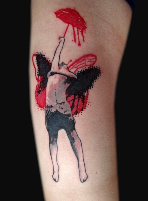 手臂带翅膀和雨伞的男子纹身图案
