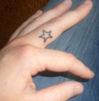 手指简约空心五角星纹身图案