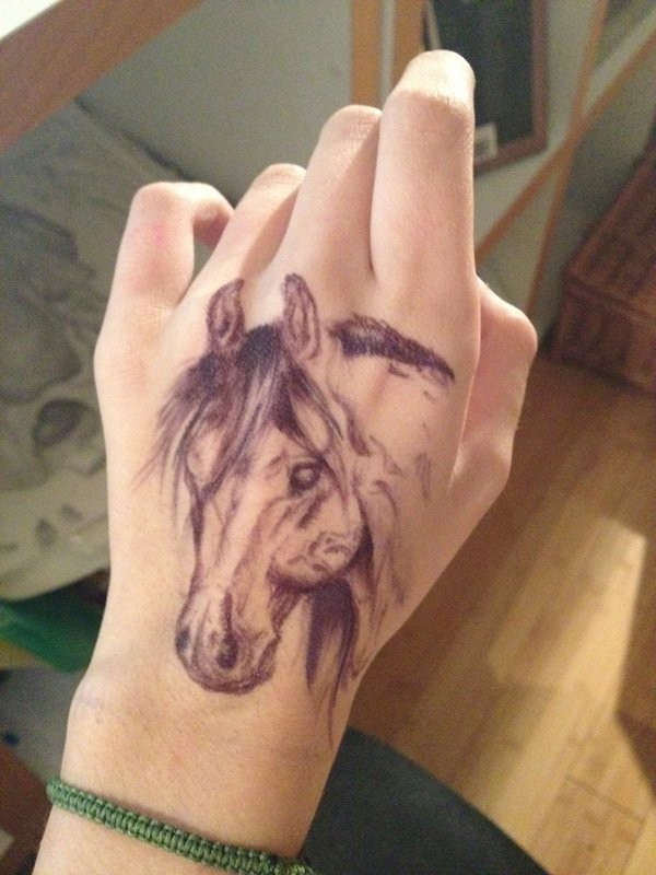手背棕色精致逼真的马头纹身图案