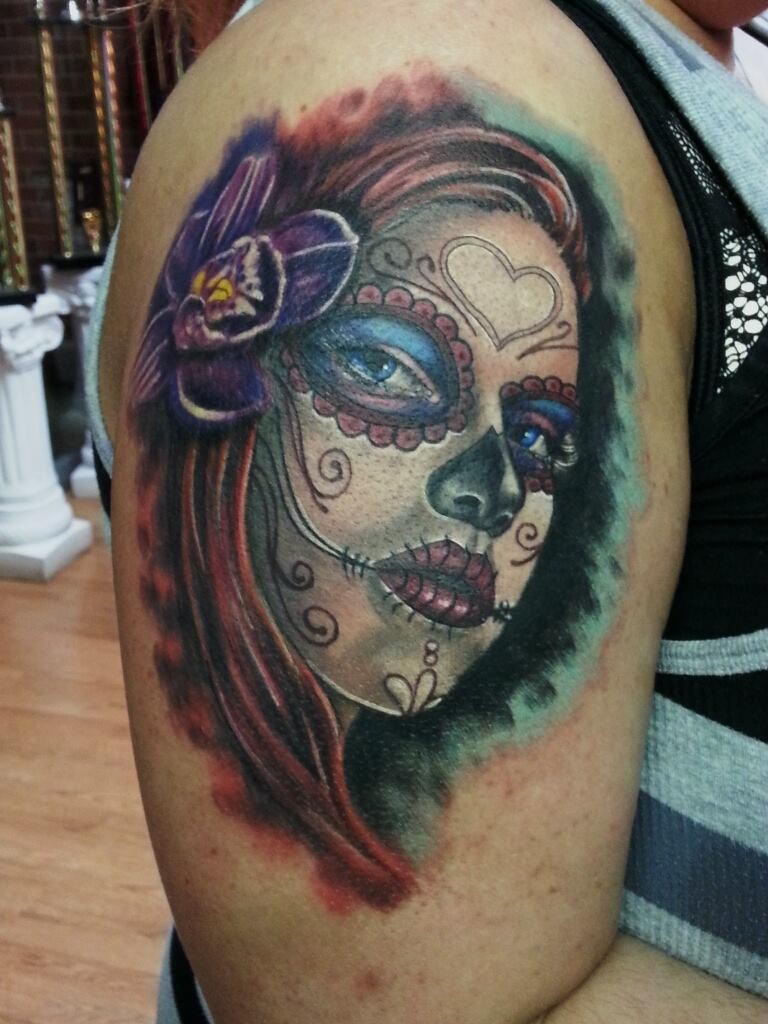 肩部彩色女人肖像和花朵纹身图案