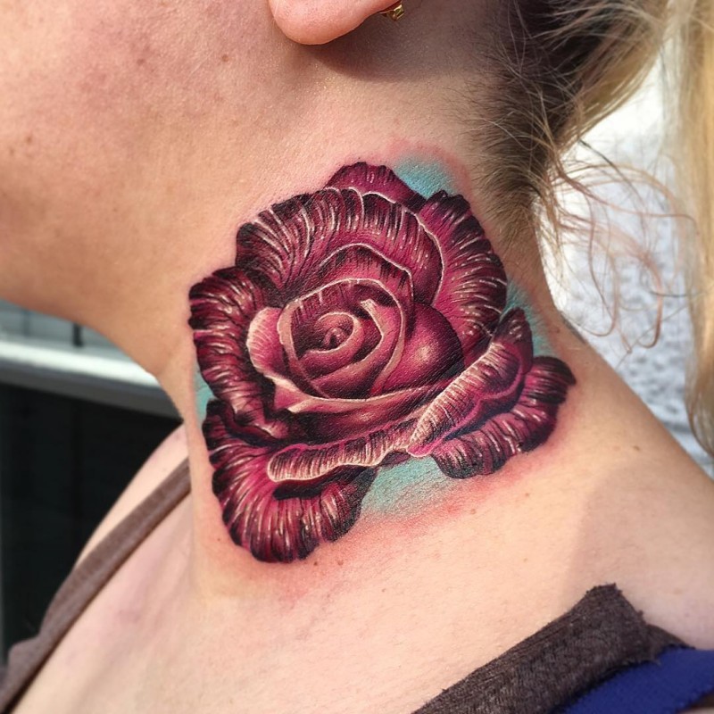 女生颈部彩色的凉爽玫瑰纹身图案