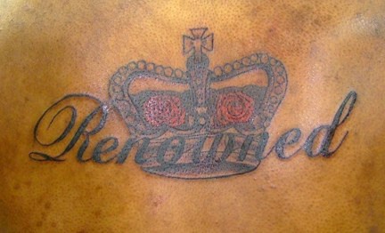 玫瑰皇冠与字母纹身图案