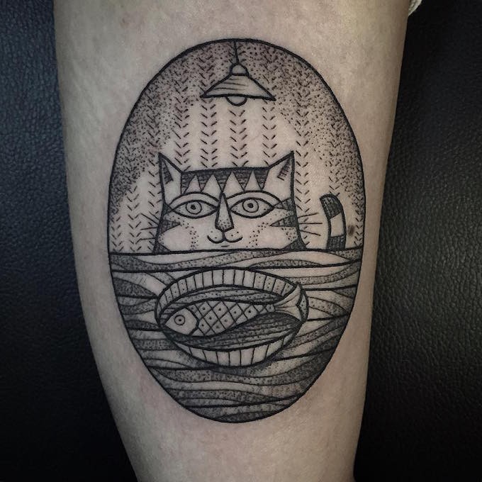 大腿部小椭圆形的点刺鱼和猫咪纹身图案