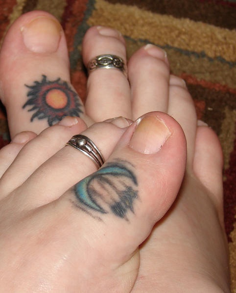 脚趾彩色小太阳和月亮符号纹身图案
