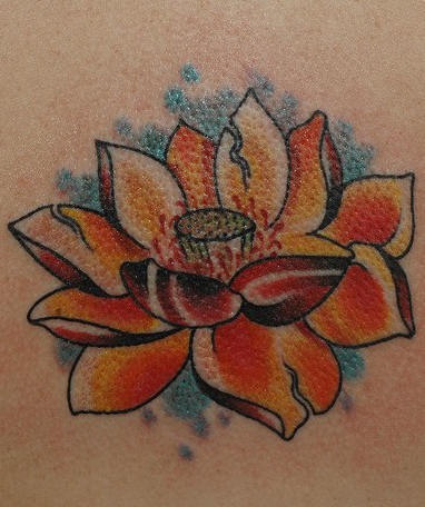 背部彩色破碎的莲花纹身图案