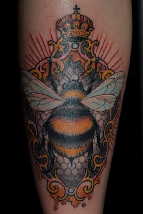 腿部有皇冠的彩色蜜蜂纹身图案