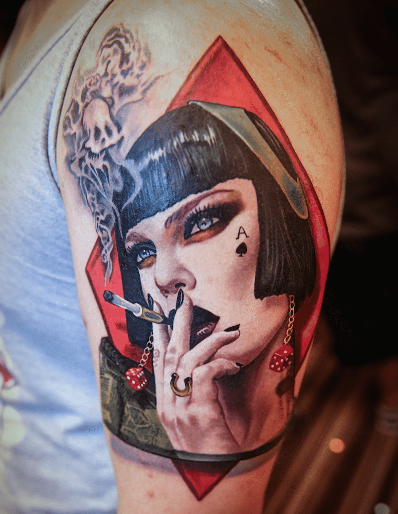 肩部彩色个性吸烟的妇女纹身图案