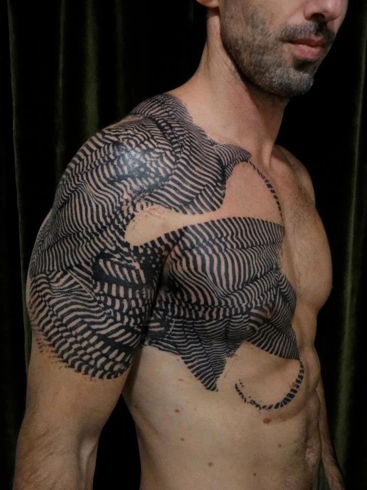 男性肩部胸部创意斑马条纹个性纹身图案