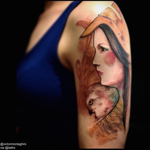 肩部彩色女人与鹰纹身图案