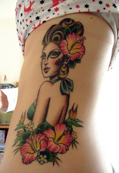 腰侧彩色女人和芙蓉花纹身图片