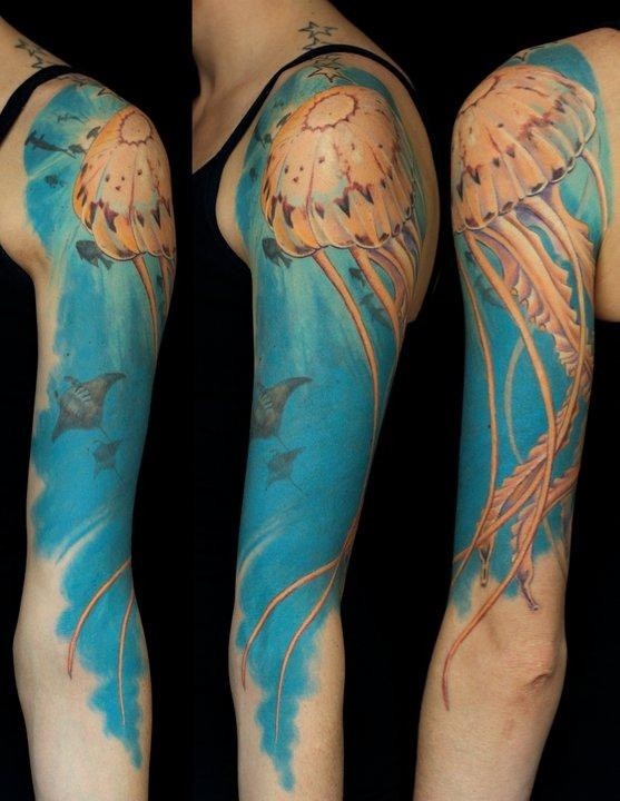 女性手臂彩色海蜇水母纹身图案