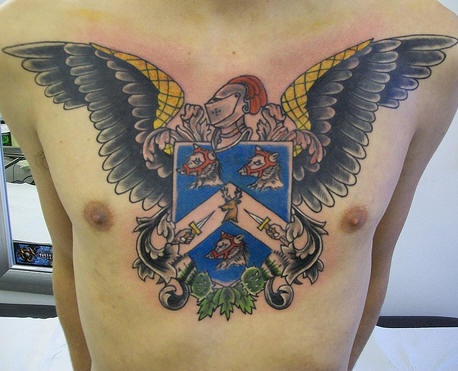 男性胸部翅膀图腾徽章纹身图案