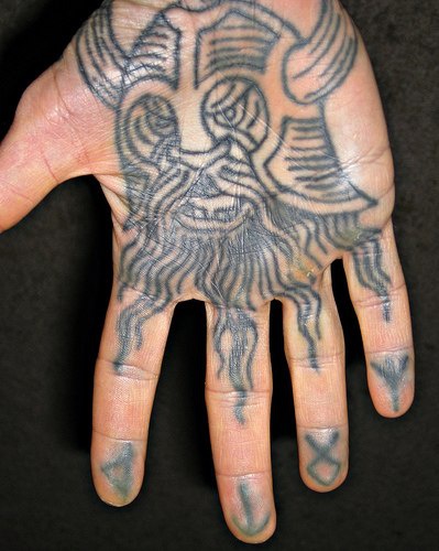 手部简约维京战士头像纹身图案