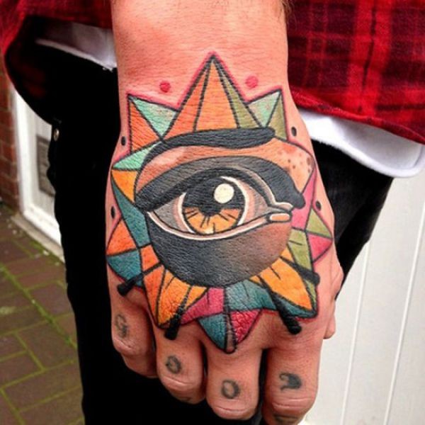 手背彩色眼睛和幻想星星纹身图案