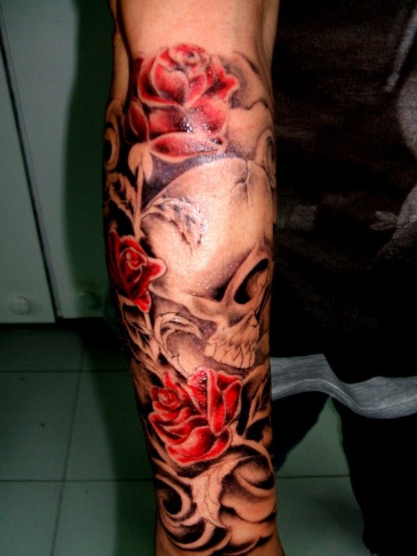 手臂彩色骷髅和红玫瑰纹身图案