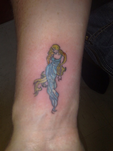 女性手腕上的金发女孩纹身图案