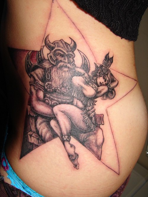 腰侧棕色维京战士与五角星纹身图案