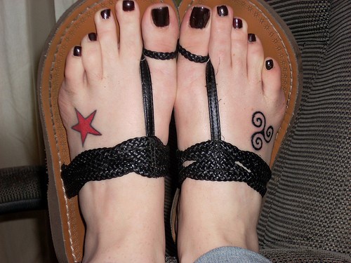 女性脚背红色小星星和卷发标志纹身