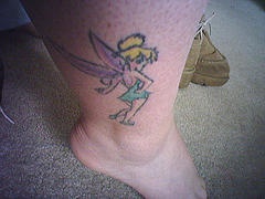 小腿可爱俏皮的彩绘卡通精灵纹身图案