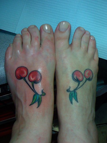 女性脚背彩色大樱桃纹身图案