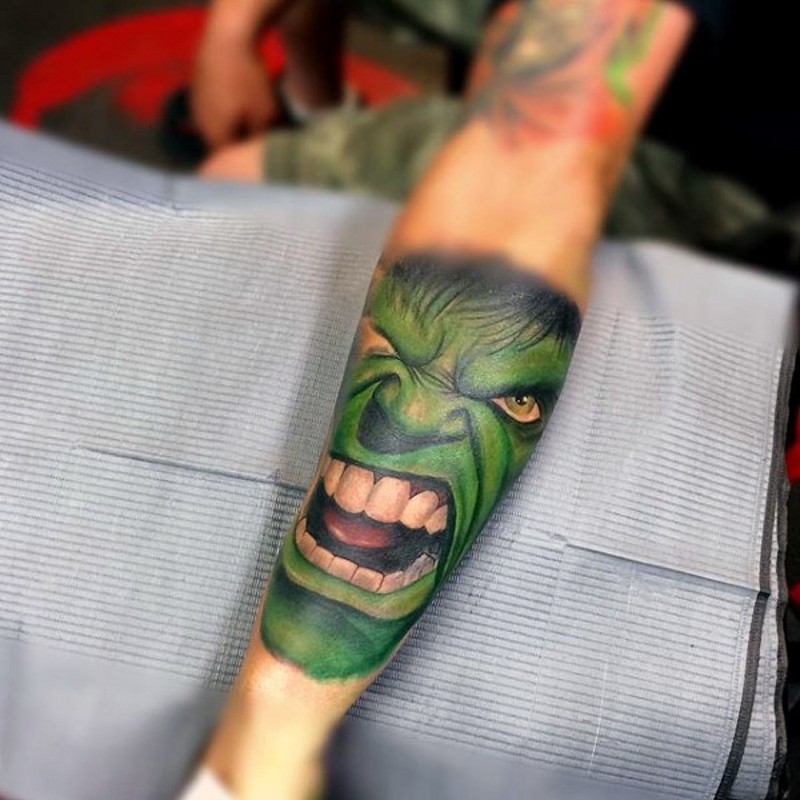 手臂彩色绿巨人头像纹身图案