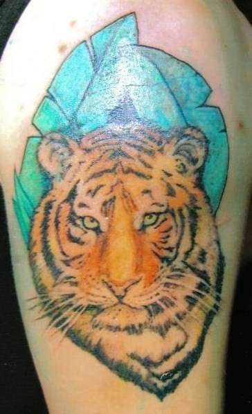 肩部彩色老虎头与绿叶纹身图案
