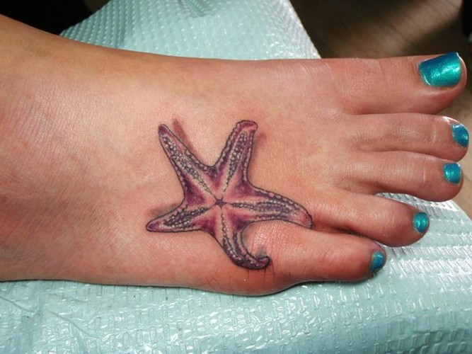 少女脚背的粉红色海星纹身图案