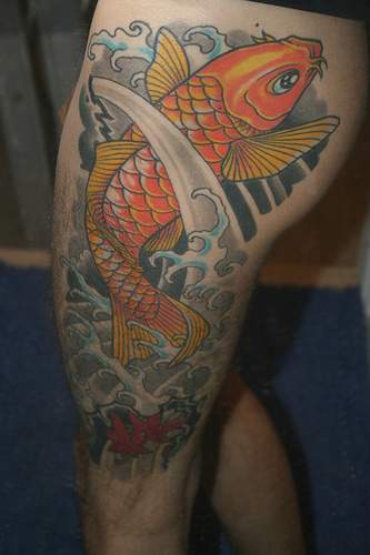腿部彩色黄金锦鲤鱼纹身图案