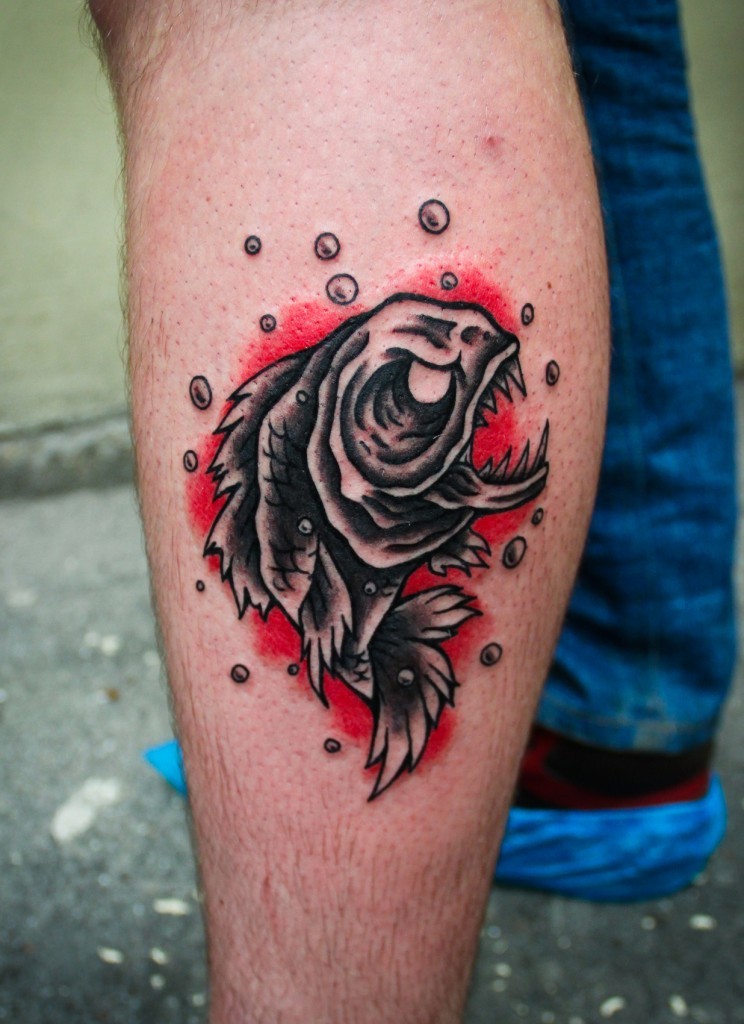小腿彩绘邪恶的鱼纹身图案
