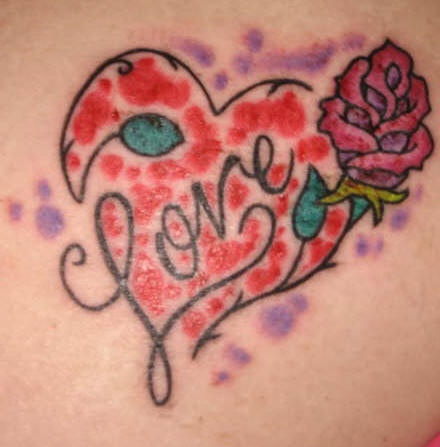 肩部红色的心和玫瑰纹身图案