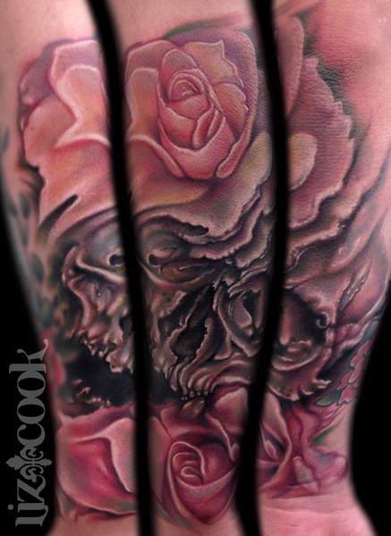 手臂彩色漂亮的玫瑰与人类头骨纹身