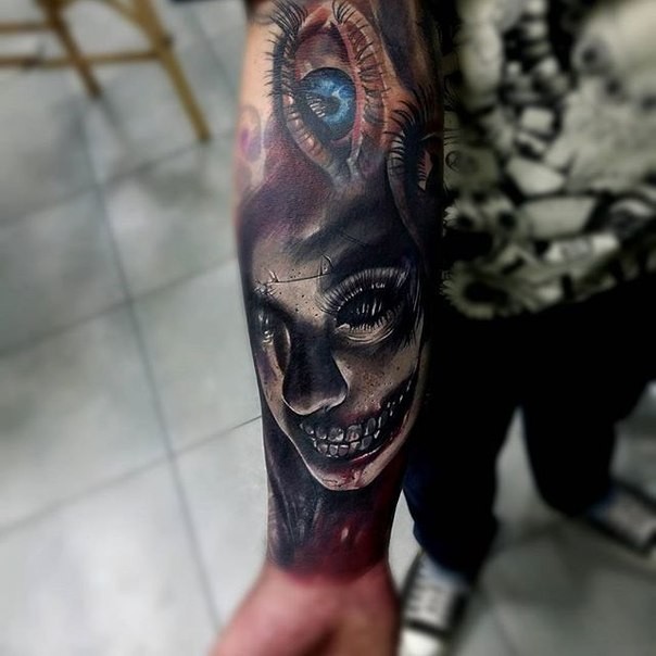 手臂new school彩色眼睛和毛骨悚然的僵尸女人纹身图案