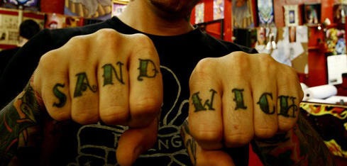 男性手指绿色字母纹身图案