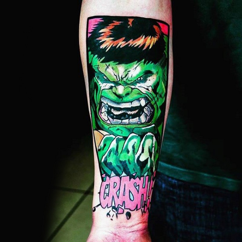 手臂漫画风格的彩色绿巨人纹身图片