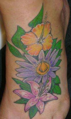 女性脚背彩色木槿花纹身图片