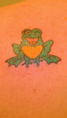 肩部彩色卡通微笑的青蛙纹身图案
