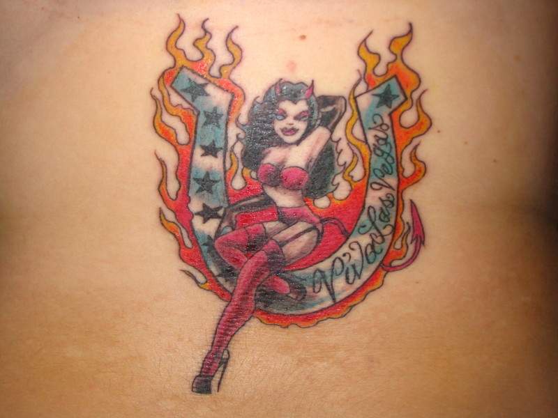 女吸血鬼坐在马蹄铁与火焰彩色纹身图案