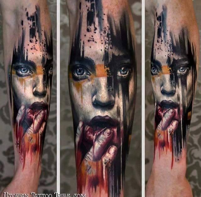 手臂逼真的彩色可怕血腥女人纹身图案