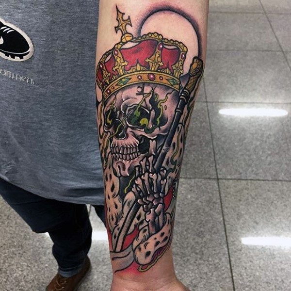 小臂new school国王骷髅与皇冠纹身图案